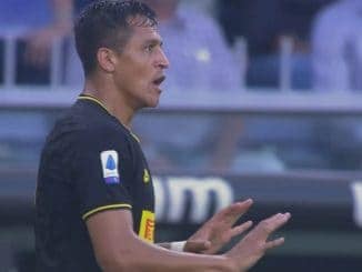 Alexis Sanchez calming teammates down