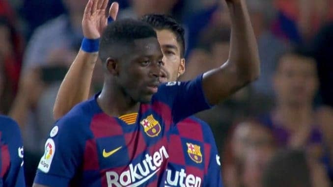 Suarez congratulating Ousmane Dembélé after a goal
