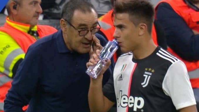 Sarri and Dybala discussing during Juventus vs Inter match