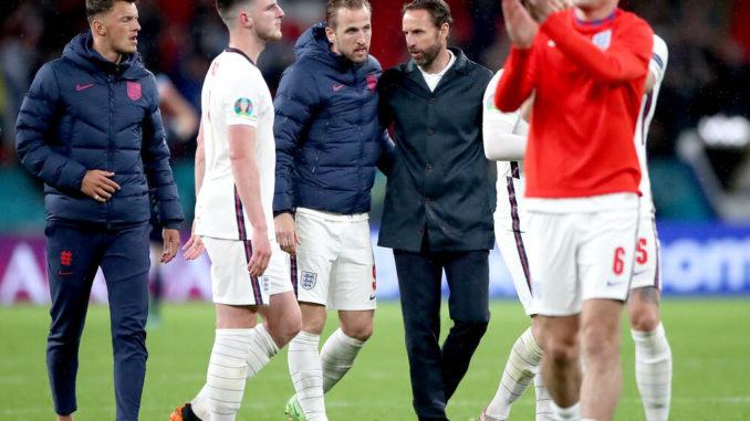 Harry Maguire, Gareth Southgate and Harry Kane after the UEFA Euro 2020 Group D