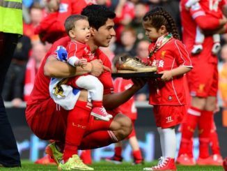 Luis Suarez of Liverpool shows his daughter his golden boot award