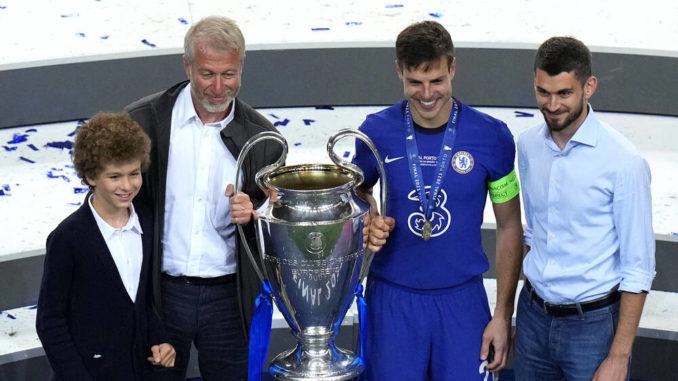Roman Abramovich and Chelsea captain Cesar Azpilicueta with Champions League trophy