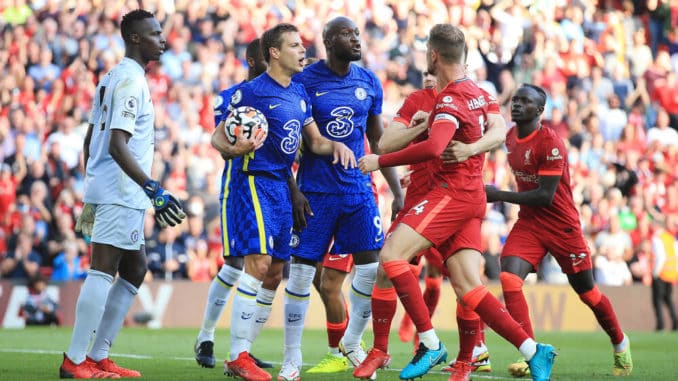 Cesar Azpilicueta and Romelu Lukaku of Chelsea step in as Jordan Henderson of Liverpool confronts Chelsea goalkeeper Edouard Mendy