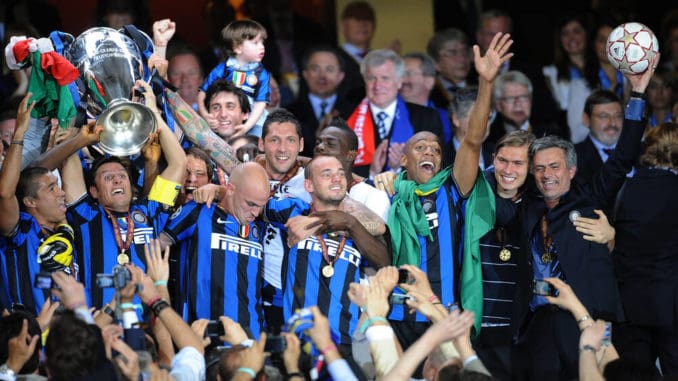 Javier Zanetti, Esteban Cambiasso, Marco Materazzi, Wesley Sneijder Maicon, Jose Mourinho of Inter Milan with UEFA Champions League trophy