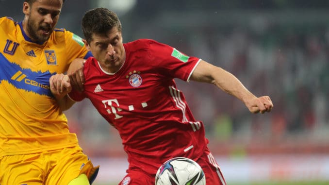 Robert Lewandowski (FC Bayern München) am Ball gegen Diego Reyes (li, Tigres)